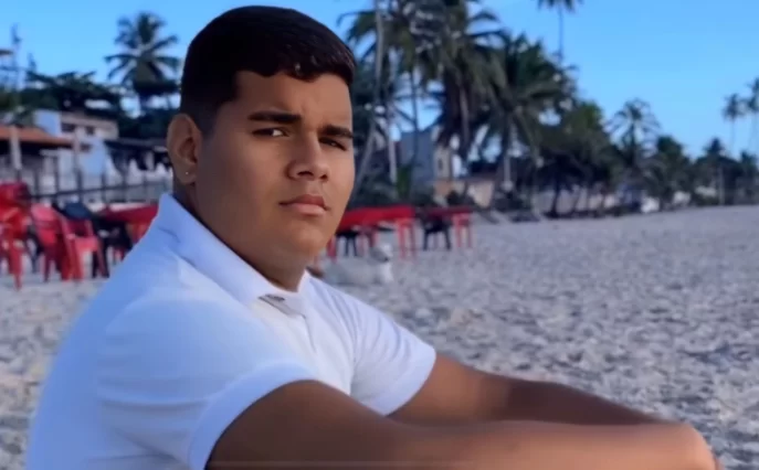 Dougllas Fernanddo lança pot-pourri carnavalesco com clássicos pernambucanos "Voltei Recife" de Alceu Valença e "Daqui Pra Sempre", produção de MC Shock, disponível no YouTube e Sua Música para folia 2026. Cantor em ascensão na música nordestina une tradição e modernidade em releituras vibrantes para blocos de rua Recife.