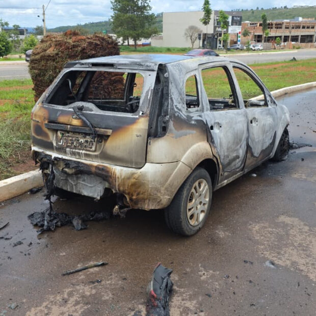 carro pega fogo