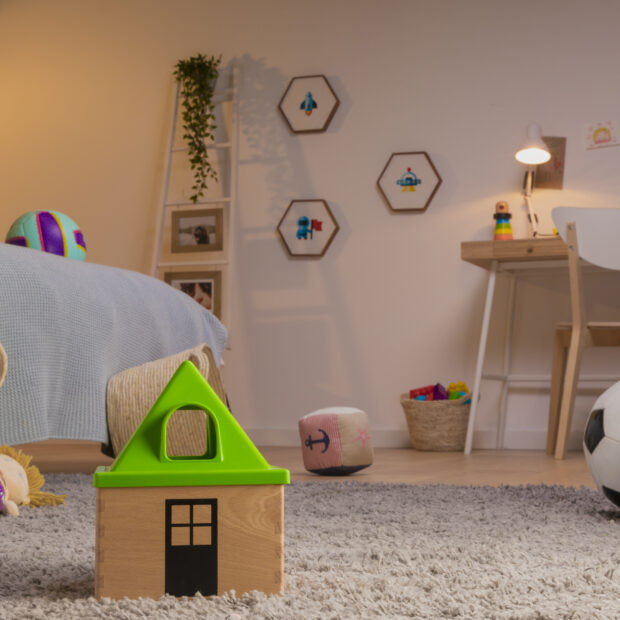 crianca brinquedos quarto