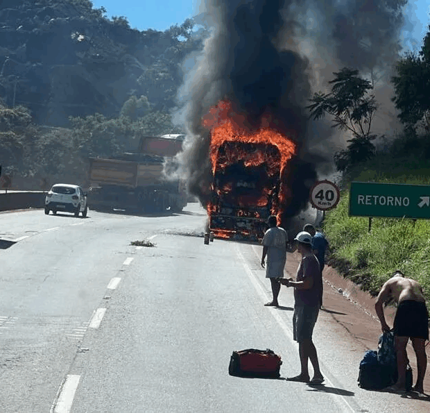 Ônibus de turismo pega fogo