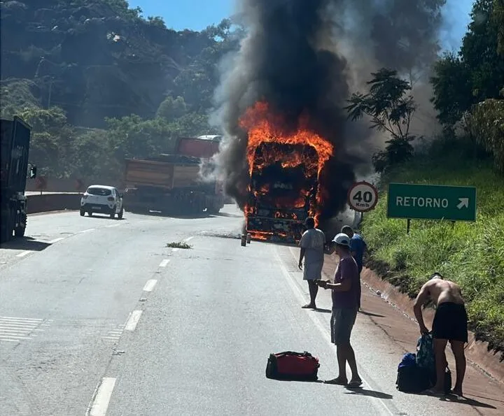 Ônibus de turismo pega fogo