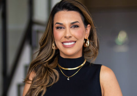 Com a temporada de calor batendo à porta e o Carnaval 2026 já no horizonte, explode a procura por procedimentos estéticos que entregam transformação rápida, sem longos períodos de recuperação forçada. O preenchimento de glúteos surge como líder absoluto nessa demanda: minimamente invasivo, ele realça curvas com precisão, equilibra o corpo de forma harmoniosa e devolve às mulheres a confiança essencial para desfilar de biquíni na praia, shortinho no dia a dia ou fantasia no sambódromo. Não é só volume, é resgate da autoimagem em um mundo que exige presença imediata.