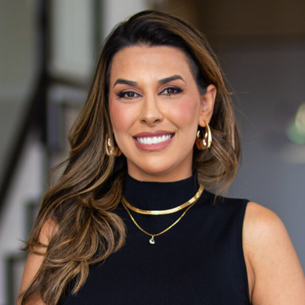 Com a temporada de calor batendo à porta e o Carnaval 2026 já no horizonte, explode a procura por procedimentos estéticos que entregam transformação rápida, sem longos períodos de recuperação forçada. O preenchimento de glúteos surge como líder absoluto nessa demanda: minimamente invasivo, ele realça curvas com precisão, equilibra o corpo de forma harmoniosa e devolve às mulheres a confiança essencial para desfilar de biquíni na praia, shortinho no dia a dia ou fantasia no sambódromo. Não é só volume, é resgate da autoimagem em um mundo que exige presença imediata.