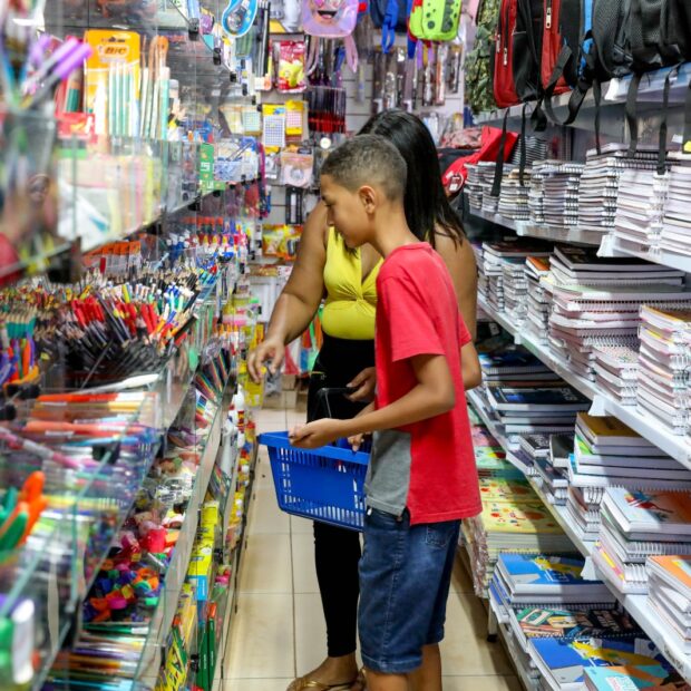 Lista de material escolar só pode cobrar itens de uso pessoal do estudante, sem distinção de marca nem de estabelecimento específico para a aquisição