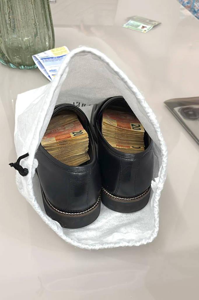 dinheiro no sapato overclan