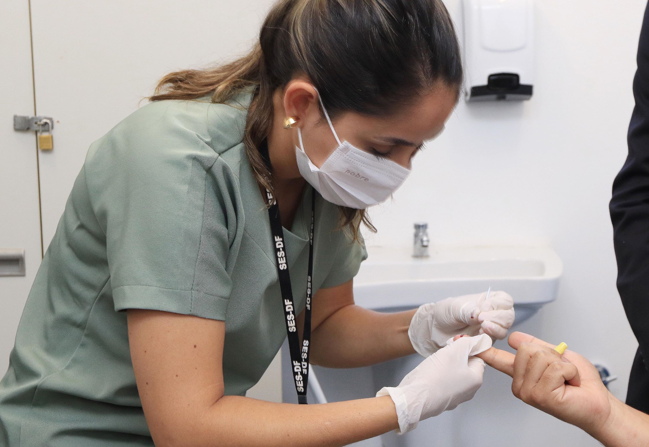 exame dermatologico. foto sandro araujo agencia saude df