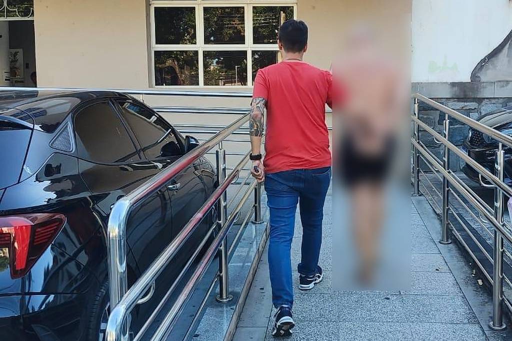 professor suspeito de pedir fotos íntimas a alunos em troca de notas