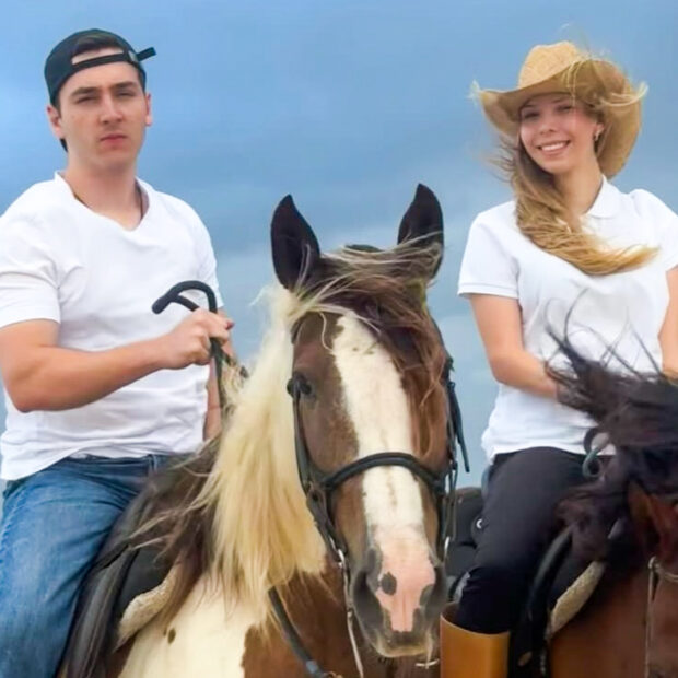 Janeiro não precisa ser só sol escaldante e multidões de turistas, pode ser o mês mais romântico do ano, daqueles que Florianópolis guarda no coração coletivo da Ilha da Magia. Na Praia do Moçambique, recanto intocado no Norte da Ilha onde o mar cristalino encontra o céu em tons dourados de pôr do sol nostálgico, Ingo Câmara e Sibelly Pilger acabam de escrever o próximo capítulo de um amor que promete eternidade. O casal registrou o momento em fotos concedidas e confirmou: casamento à vista . Ingo Câmara, 23 anos, é o vereador mais jovem da capital de Santa Catarina. Preside o PL Jovem de SC, é empreendedor e influenciador cristão de Florianópolis. Referência em estilo de vida conservador. Ao seu lado, Sibelly Pilger , que se apaixonou não só por Ingo, mas pela magia poética das praias selvagens da Ilha. A celebração de uma família, criatividade e romantismo puro das águas cristalinas. Ingo e Sibelly representam a Floripa sonhada: casais que vivem intensamente na Ilha, criam conteúdo autêntico e inspiram uma geração a valorizar o que é genuíno.