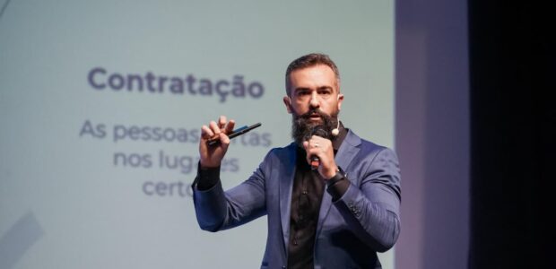 O empresário brasileiro vive sob pressão inédita com a carga tributária de 33,3% do PIB em 2025, terceira maior da América Latina, equiparável a países desenvolvidos. A alíquota corporativa de 34% (impostos federais, estaduais e contribuições sobre lucro) combinada com supervisão digitalizada acelera a abertura das margens operacionais. A Reforma Tributária, que substitui PIS, Cofins, ICMS e ISS por CBS e IBS a partir de testes em 2026 com plena implementação até 2033, coloca PMEs no centro do furacão fiscal. A complexidade do sistema tributário brasileiro consome 1.501 horas por ano apenas em obrigações fiscais por empresa, valor 195% superior à média da OCDE, equivalente a um custo operacional de R$ 2,5 milhões anuais para PMEs médias segundo o IBPT (2025). Esse "imposto oculto da burocracia" muitas vezes supera gastos com folha de pagamento, drenando recursos antes mesmo dos tributos oficiais serem recolhidos. Pesquisa PwC Brasil (2025) é alarmante: 83% das empresas prevêem impacto alto ou imediato da reforma nos custos operacionais, formação de preços e adaptação de processos. O período de transição, com sistemas legados, treinamentos urgentes e compliance reforçados – exige respostas estruturais, não paliativas.