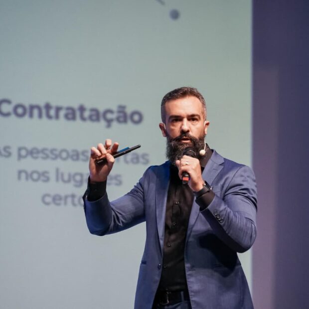 O empresário brasileiro vive sob pressão inédita com a carga tributária de 33,3% do PIB em 2025, terceira maior da América Latina, equiparável a países desenvolvidos. A alíquota corporativa de 34% (impostos federais, estaduais e contribuições sobre lucro) combinada com supervisão digitalizada acelera a abertura das margens operacionais. A Reforma Tributária, que substitui PIS, Cofins, ICMS e ISS por CBS e IBS a partir de testes em 2026 com plena implementação até 2033, coloca PMEs no centro do furacão fiscal. A complexidade do sistema tributário brasileiro consome 1.501 horas por ano apenas em obrigações fiscais por empresa, valor 195% superior à média da OCDE, equivalente a um custo operacional de R$ 2,5 milhões anuais para PMEs médias segundo o IBPT (2025). Esse "imposto oculto da burocracia" muitas vezes supera gastos com folha de pagamento, drenando recursos antes mesmo dos tributos oficiais serem recolhidos. Pesquisa PwC Brasil (2025) é alarmante: 83% das empresas prevêem impacto alto ou imediato da reforma nos custos operacionais, formação de preços e adaptação de processos. O período de transição, com sistemas legados, treinamentos urgentes e compliance reforçados – exige respostas estruturais, não paliativas.