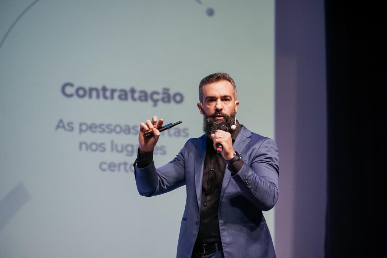 O empresário brasileiro vive sob pressão inédita com a carga tributária de 33,3% do PIB em 2025, terceira maior da América Latina, equiparável a países desenvolvidos. A alíquota corporativa de 34% (impostos federais, estaduais e contribuições sobre lucro) combinada com supervisão digitalizada acelera a abertura das margens operacionais. A Reforma Tributária, que substitui PIS, Cofins, ICMS e ISS por CBS e IBS a partir de testes em 2026 com plena implementação até 2033, coloca PMEs no centro do furacão fiscal. A complexidade do sistema tributário brasileiro consome 1.501 horas por ano apenas em obrigações fiscais por empresa, valor 195% superior à média da OCDE, equivalente a um custo operacional de R$ 2,5 milhões anuais para PMEs médias segundo o IBPT (2025). Esse "imposto oculto da burocracia" muitas vezes supera gastos com folha de pagamento, drenando recursos antes mesmo dos tributos oficiais serem recolhidos. Pesquisa PwC Brasil (2025) é alarmante: 83% das empresas prevêem impacto alto ou imediato da reforma nos custos operacionais, formação de preços e adaptação de processos. O período de transição, com sistemas legados, treinamentos urgentes e compliance reforçados – exige respostas estruturais, não paliativas.