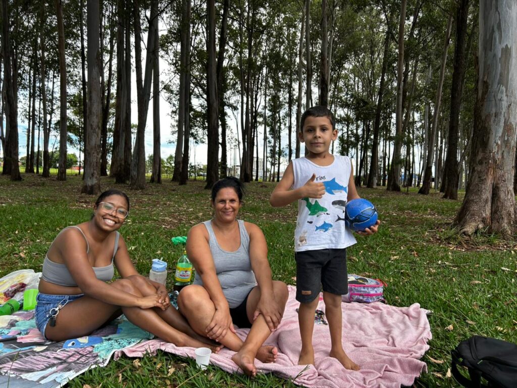 moradores cobram melhorias no parque três meninas luciana caetano da silva (esquerda), ao lado, o filho caio, a (direita) adrielli raissa créditos daniel xavier jornal de brasília