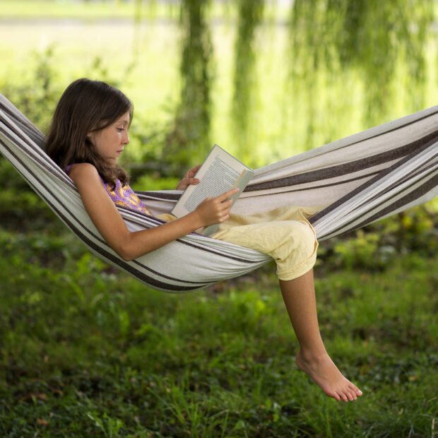 menina lendo na rede