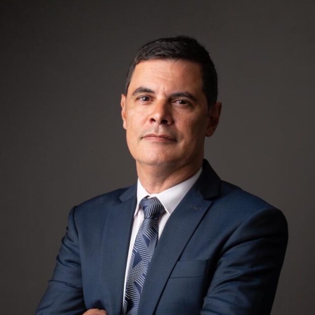 Dr. José Estevam, advogado consolidado em direito digital e entretenimento, recebeu recentemente homenagem especial da GR6 Explode, uma das principais gravadoras do funk nacional. O reconhecimento veio de Rodrigo Oliveira, sócio-fundador da empresa responsável por artistas como MC Hariel, Ryan SP e Livinho, destacando a relevância do suporte jurídico para a indústria musical. A distinção valoriza a atuação do advogado em um cenário complexo de disputas digitais, proteção de imagem e conflitos nas redes sociais, questões que impactam diretamente a longevidade profissional de artistas e influenciadores do funk. Especialista nas áreas, Dr. Estevam contribui para a segurança jurídica de talentos em exposição pública contínua.