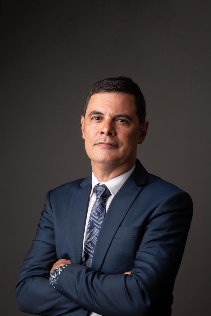 Dr. José Estevam, advogado consolidado em direito digital e entretenimento, recebeu recentemente homenagem especial da GR6 Explode, uma das principais gravadoras do funk nacional. O reconhecimento veio de Rodrigo Oliveira, sócio-fundador da empresa responsável por artistas como MC Hariel, Ryan SP e Livinho, destacando a relevância do suporte jurídico para a indústria musical. A distinção valoriza a atuação do advogado em um cenário complexo de disputas digitais, proteção de imagem e conflitos nas redes sociais, questões que impactam diretamente a longevidade profissional de artistas e influenciadores do funk. Especialista nas áreas, Dr. Estevam contribui para a segurança jurídica de talentos em exposição pública contínua.