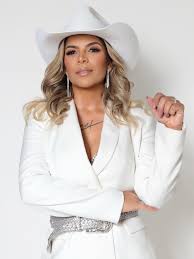 Paula Mattos , a mulher que escreveu o feminejo antes de subir no palco