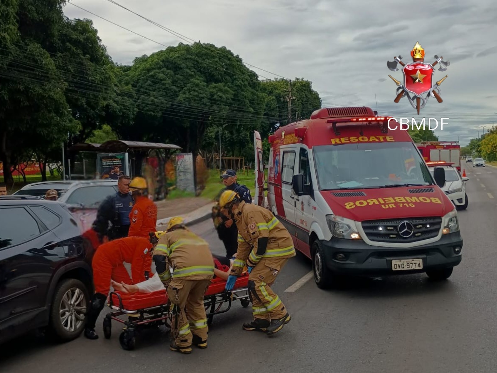 Motorista fica ferida após carro colidir com semáforo no Guará II