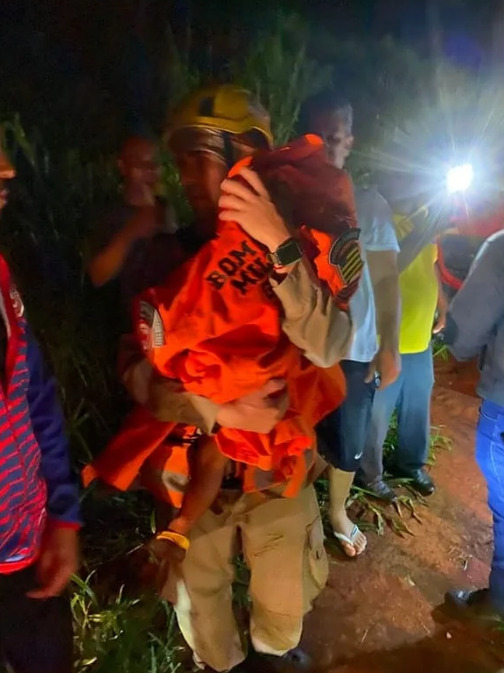 Criança é encontrada após mobilizao de bombeiros , drones e cães em GO