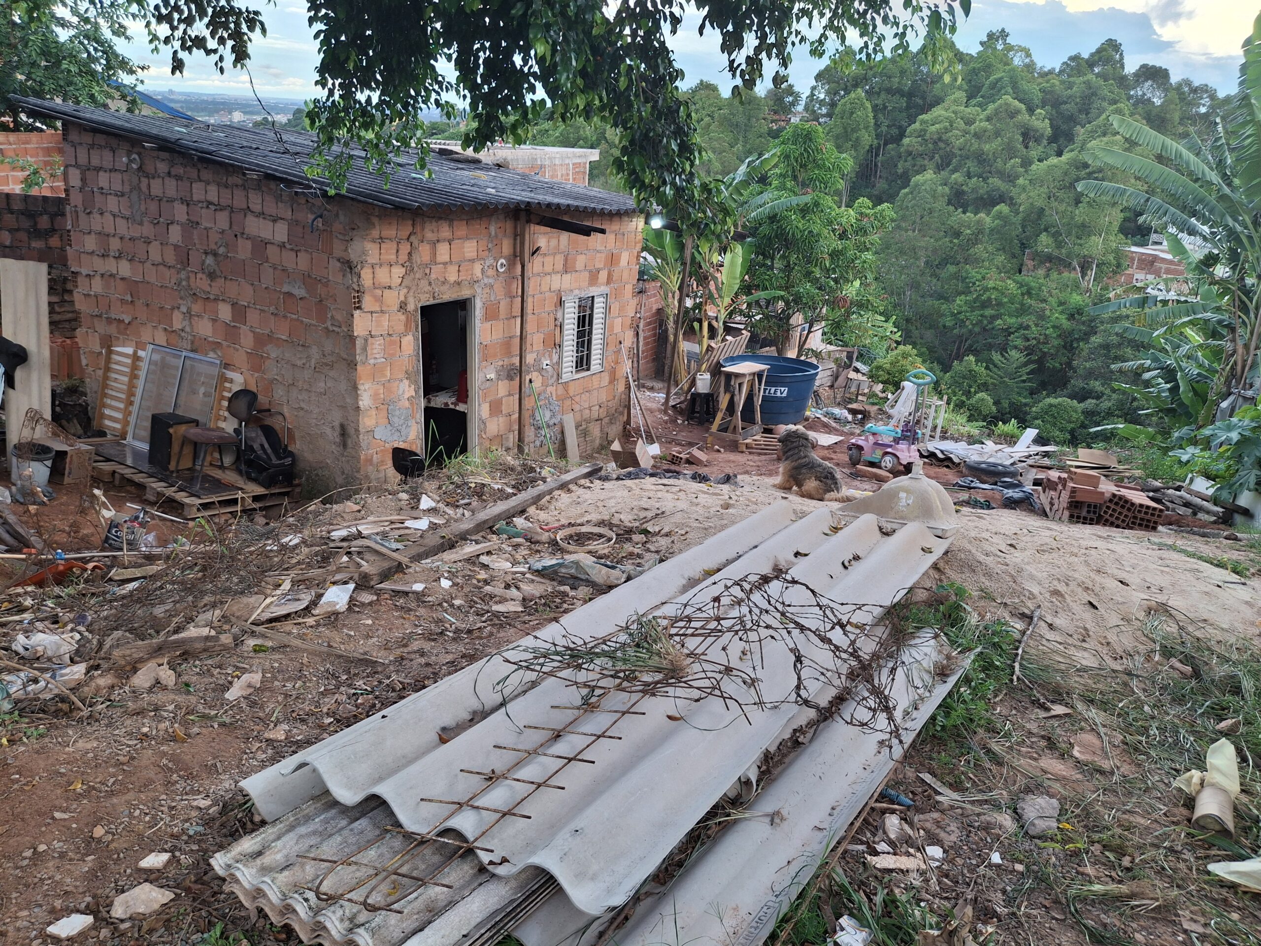 Família com quatro crianças busca ajuda para ampliar casa no DF