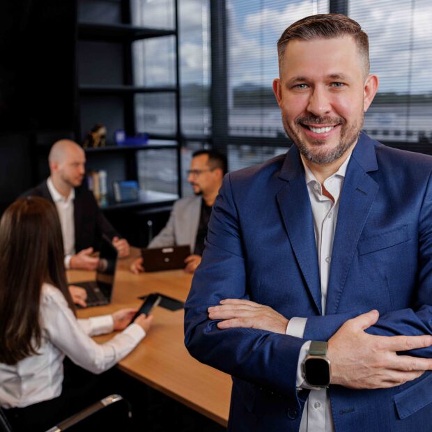 Em um cenário em que segurança digital e eficiência operacional tornaram-se fatores de sobrevivência para o sistema financeiro, a Multiplike se posiciona como uma das protagonistas mais consistentes do setor de crédito estruturado no Brasil. A companhia investiu R$ 16,1 milhões em 2025 em tecnologia, com foco em segurança, automação e experiência do cliente, e já projeta um novo ciclo de aportes de R$ 20,9 milhões em 2026. Esse movimento consolida a marca como referência em governança e inovação, reforçando sua capacidade de antecipar os desafios de um mercado que deve ultrapassar a marca de R$ 1 trilhão ainda este ano. O avanço tecnológico da Multiplike ocorre em um contexto global de alerta. Segundo estudos recentes, o custo médio de um vazamento de dados já supera US$ 4,88 milhões no mundo e chega a mais de US$ 1,4 milhão no Brasil, um impacto que vai além das perdas financeiras, atingindo diretamente a confiança de investidores e parceiros. Em resposta a esse cenário, instituições financeiras ampliam o investimento em infraestrutura proprietária, reduzindo a exposição a plataformas externas e reforçando o controle do ciclo completo de dados. É nesse ambiente de exigência e vigilância que a Multiplike consolida sua arquitetura tecnológica e reafirma seu compromisso com sigilo, conformidade e experiência de uso sem fricções. Para Volnei Eyng, CEO da Multiplike, a base da transformação é a eficiência. “Direcionamos nossos investimentos para aumentar a agilidade dos processos e garantir que a experiência do cliente seja o centro de tudo”, explica. Esse olhar humanizado sobre a tecnologia, que combina processos automatizados a uma cultura organizacional sólida, coloca a companhia em uma posição de destaque. A Multiplike adota padrões internacionais rigorosos, como CIS e ISO 27001, e mantém uma rotina constante de atualização de sistemas, treinamentos internos e métricas de eficácia. Essa integração entre pessoas e tecnologia representa um novo padrão de resiliência operacional para o setor financeiro nacional.