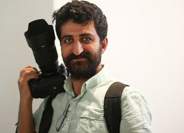 Imagem sem data registra o fotógrafo turco Yasin Akgul, da Agence France-Presse (AFP), no Museu de Arte Moderna de Istambul. O profissional foi detido pelas autoridades turcas.