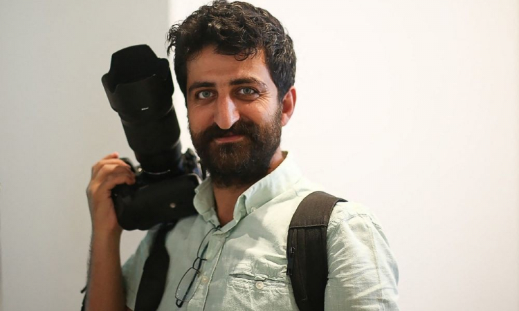 Imagem sem data registra o fotógrafo turco Yasin Akgul, da Agence France-Presse (AFP), no Museu de Arte Moderna de Istambul. O profissional foi detido pelas autoridades turcas.