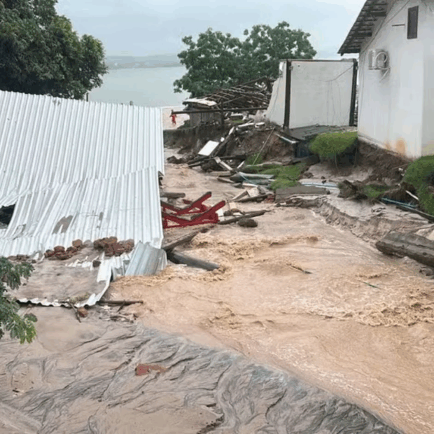 criança morre soterrada após casa desmoronar