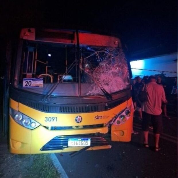 Casal morre após moto bater de frente com ônibus