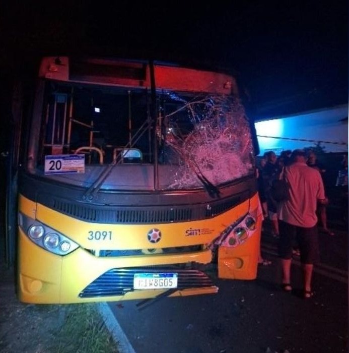 Casal morre após moto bater de frente com ônibus