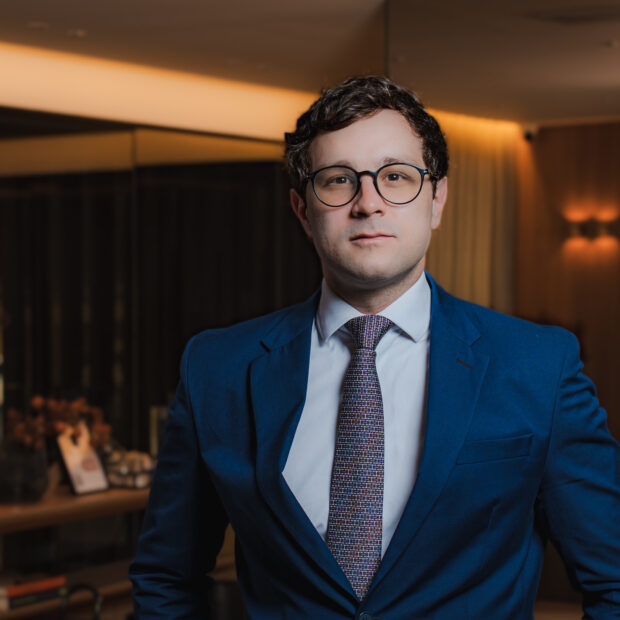 Fernando Melo de Carvalho, tributarista do agro: "Produtor precisa refazer os cálculos do próprio lucro" No dia 26 de dezembro de 2025, enquanto o agro planejava a virada do ano, saiu a Lei Complementar nº 224/2025. E no último dia do ano, 31 de dezembro, a Receita Federal regulamentou tudo com uma instrução normativa. Resultado: corte de 10% nos incentivos fiscais que seguravam os custos dos insumos. PIS/Cofins, IPI, Imposto de Importação, IRPJ, CSLL, tudo acertado. O fertilizante, a semente, o defensivo que o produtor encomenda antes do sol nascer ficaram 10% mais caros da porteira para dentro. Fernando Melo de Carvalho, advogado tributarista do agronegócio que também planta na terra que conhece por experiência própria, explica como quem já sentiu essa dor: "No momento de margens extremamente apertadas e custos elevadíssimos, o produtor rural sofre mais esse revés. Se hoje temos alíquota de PIS/Cofins de 3,65%, com o corte haverá pagamento de 10% desse percentual. Esse aumento vai do fornecedor ao produtor e chega no prato do consumidor final".