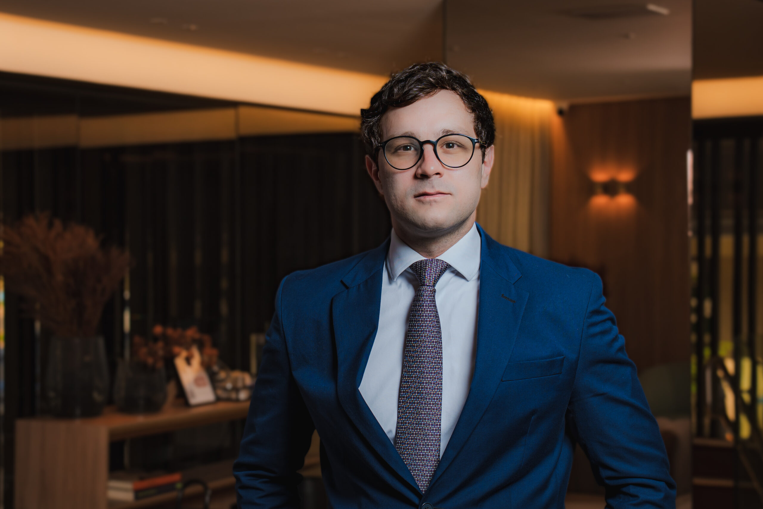 Fernando Melo de Carvalho, tributarista do agro: "Produtor precisa refazer os cálculos do próprio lucro" No dia 26 de dezembro de 2025, enquanto o agro planejava a virada do ano, saiu a Lei Complementar nº 224/2025. E no último dia do ano, 31 de dezembro, a Receita Federal regulamentou tudo com uma instrução normativa. Resultado: corte de 10% nos incentivos fiscais que seguravam os custos dos insumos. PIS/Cofins, IPI, Imposto de Importação, IRPJ, CSLL, tudo acertado. O fertilizante, a semente, o defensivo que o produtor encomenda antes do sol nascer ficaram 10% mais caros da porteira para dentro. Fernando Melo de Carvalho, advogado tributarista do agronegócio que também planta na terra que conhece por experiência própria, explica como quem já sentiu essa dor: "No momento de margens extremamente apertadas e custos elevadíssimos, o produtor rural sofre mais esse revés. Se hoje temos alíquota de PIS/Cofins de 3,65%, com o corte haverá pagamento de 10% desse percentual. Esse aumento vai do fornecedor ao produtor e chega no prato do consumidor final".