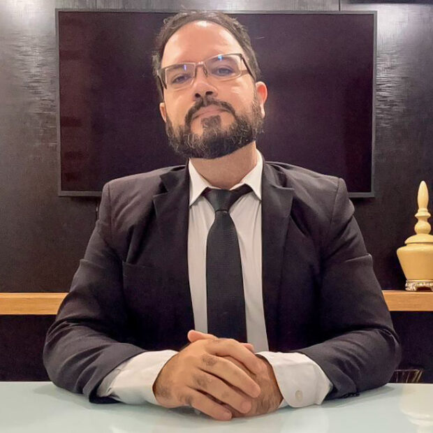 iSetenta e nove por cento dos brasileiros enfrentam estresse diário com a enxurrada de informações, enquanto 88% percebem as fontes digitais explodindo sem freio. As conversas migraram do WhatsApp para o Instagram em segundos, criadores de conteúdo pipocam por toda parte, e as barreiras entre quem fala e quem escuta se dissolvem. Pais, empreendedores e profissionais correm para acompanhar o fluxo incessante, mas acabam isolados cada um no seu celular, como náufragos em ilhas digitais. Rafael Schieber psicólogo, formado pela UFMG e mestre em sofrimentos da alma moderna, destaca-se na psicologia brasileira atual. Com 17 anos de clínica, ele acompanha de perto, no consultório e nas redes, os efeitos da dependência digital e das relações moldadas por telas. Misturando Freud com cultura pop, ele torna acessível as emoções do dia a dia e descreve como “comunicação líquida” esse vai-não-vai das trocas atuais: rápidas, fluidas, instáveis ​​e hiperconectadas, como um rio que nunca para.