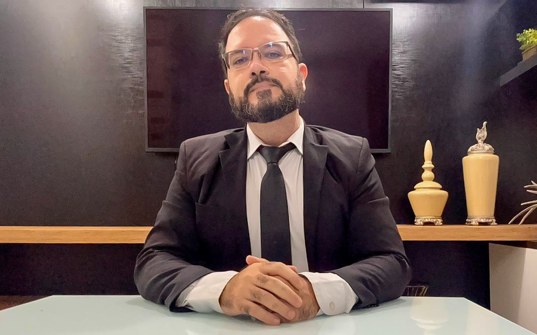 iSetenta e nove por cento dos brasileiros enfrentam estresse diário com a enxurrada de informações, enquanto 88% percebem as fontes digitais explodindo sem freio. As conversas migraram do WhatsApp para o Instagram em segundos, criadores de conteúdo pipocam por toda parte, e as barreiras entre quem fala e quem escuta se dissolvem. Pais, empreendedores e profissionais correm para acompanhar o fluxo incessante, mas acabam isolados cada um no seu celular, como náufragos em ilhas digitais. Rafael Schieber psicólogo, formado pela UFMG e mestre em sofrimentos da alma moderna, destaca-se na psicologia brasileira atual. Com 17 anos de clínica, ele acompanha de perto, no consultório e nas redes, os efeitos da dependência digital e das relações moldadas por telas. Misturando Freud com cultura pop, ele torna acessível as emoções do dia a dia e descreve como “comunicação líquida” esse vai-não-vai das trocas atuais: rápidas, fluidas, instáveis ​​e hiperconectadas, como um rio que nunca para.