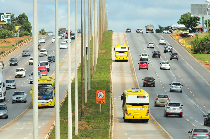 corredor brt com ônibus