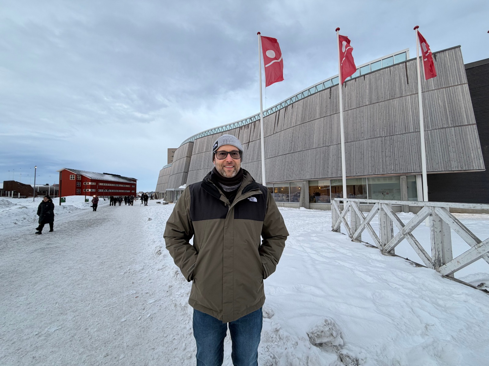 internacional Em sua quarta expedição internacional, o economista Charles Mendlowicz, criador do canal Economista Sincero, mergulha nas tensões entre Estados Unidos e Dinamarca para decifrar os impactos macroeconômicos e geopolíticos da disputa pelo território ártico. Enquanto o mundo observa as movimentações diplomáticas, Charles está na Groenlândia com a série "Economista Sincero invade…", analisando in loco o renovado interesse de Donald Trump em anexar a ilha. Essa missão promete revelar como a soberania regional pode redefinir o equilíbrio global de poder. O foco central é o clima político e econômico após as declarações de Trump, que vê a Groenlândia como ativo estratégico por seus recursos minerais raros, terras raras essenciais para tecnologia e baterias, e posição no derretimento do gelo ártico. Controlada pela Dinamarca, a ilha abriga 56 mil habitantes e um PIB modesto de US$ 3 bilhões, mas seu potencial em níquel, urânio e rotas marítimas navegáveis pode movimentar trilhões em comércio global. Charles explora como essa pressão de Washington afeta a população local e a economia dinamarquesa.