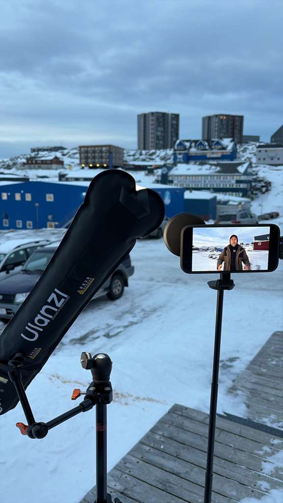 Economista Sincero invade a Groenlândia
Charles Mendlowicz analisa in loco plano de anexação de Trump em sua quarta expedição internacional
Em sua quarta expedição internacional, o economista Charles Mendlowicz, criador do canal Economista Sincero, mergulha nas tensões entre Estados Unidos e Dinamarca para decifrar os impactos macroeconômicos e geopolíticos da disputa pelo território ártico. Enquanto o mundo observa as movimentações diplomáticas, Charles está na Groenlândia com a série "Economista Sincero invade…", analisando in loco o renovado interesse de Donald Trump em anexar a ilha. Essa missão promete revelar como a soberania regional pode redefinir o equilíbrio global de poder.
O foco central é o clima político e econômico após as declarações de Trump, que vê a Groenlândia como ativo estratégico por seus recursos minerais raros, terras raras essenciais para tecnologia e baterias, e posição no derretimento do gelo ártico. Controlada pela Dinamarca, a ilha abriga 56 mil habitantes e um PIB modesto de US$ 3 bilhões, mas seu potencial em níquel, urânio e rotas marítimas navegáveis pode movimentar trilhões em comércio global. Charles explora como essa pressão de Washington afeta a população local e a economia dinamarquesa.