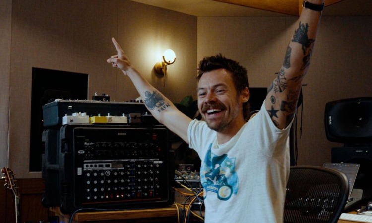 harry styles no estudio 750x450