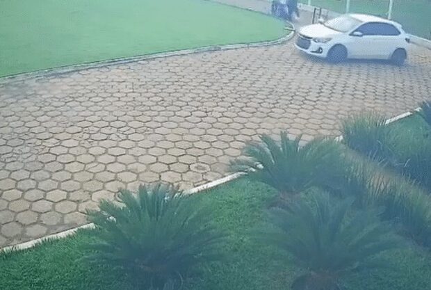 Sequestradores arrastam empresária