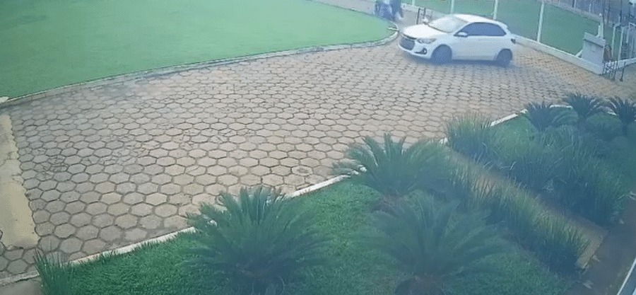 Sequestradores arrastam empresária