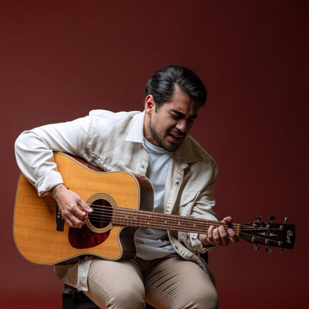 Emídio revela como a fé transformou sua vida e sua música Encontro espiritual resgata cantor do vício, impulsiona carreira com propósito eterno no sertanejo gospel O cantor Emídio compartilha uma virada decisiva em sua trajetória: um encontro espiritual que o resgatou em meio ao vício, à exaustão emocional e à busca por validação no mundo artístico. Mesmo vivendo o auge da carreira, enfrentava um profundo vazio interno. Esse momento culminou em um encontro com Jesus que mudou tudo, redefinindo não apenas sua existência pessoal, mas também sua produção musical.