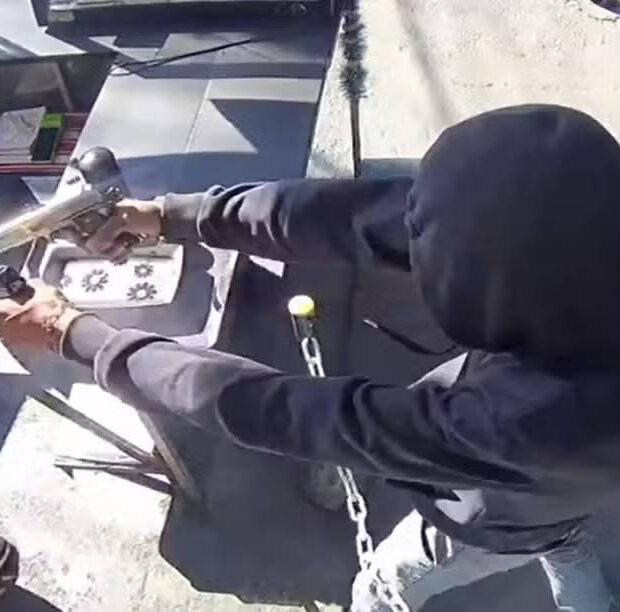 suspeito que usou duas armas para atirar contra ex mulher em barraca de pastel