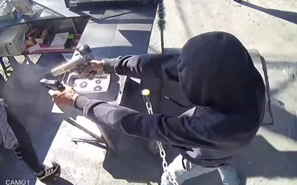 suspeito que usou duas armas para atirar contra ex mulher em barraca de pastel