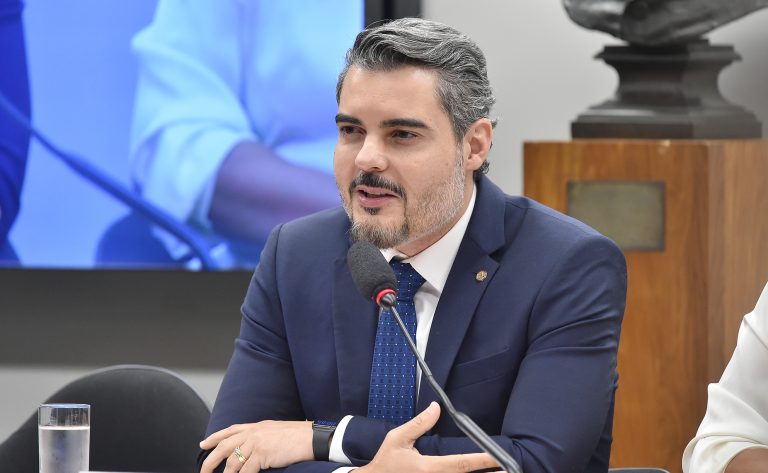 Foto: Zeca Ribeiro / Câmara dos Deputados - Thiago Flores recomendou a aprovação da proposta