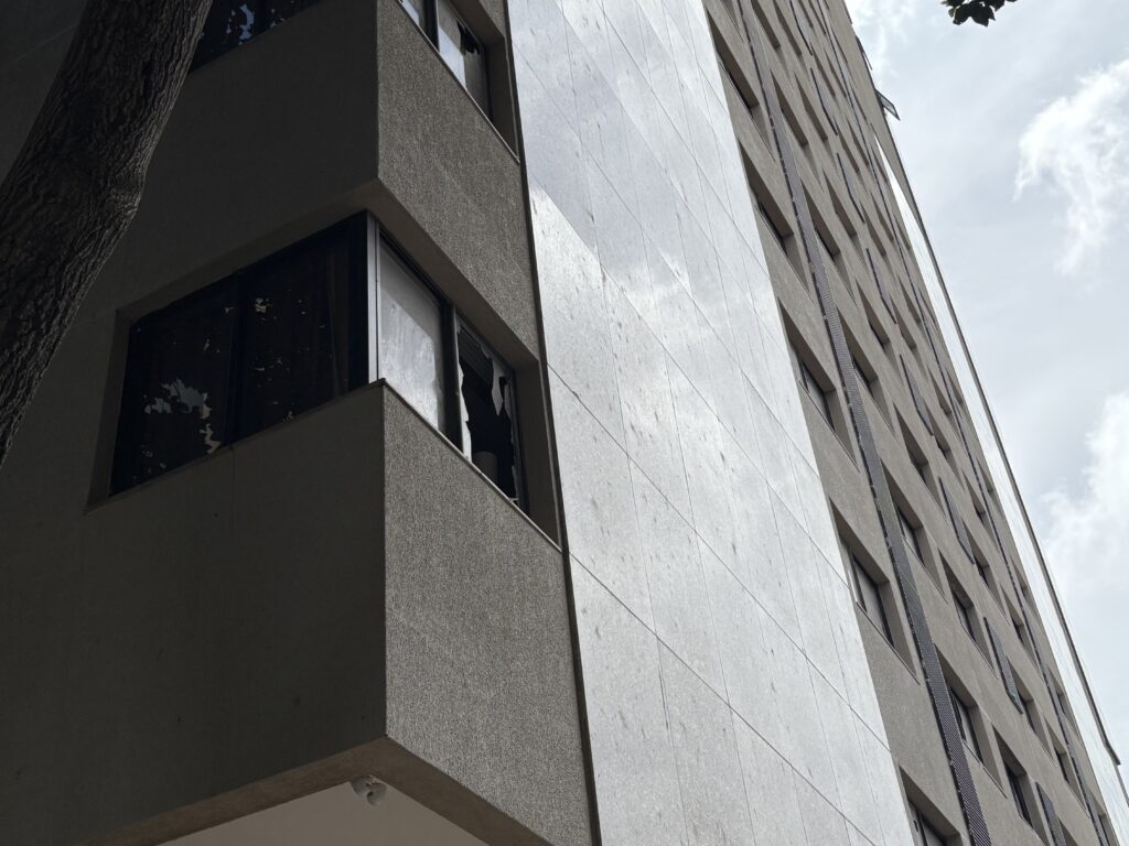 Janelas do Nobile Suítes Monumental sofreram danos por conta da implosão. Foto: Vítor Ventura/Jornal de Brasília.
