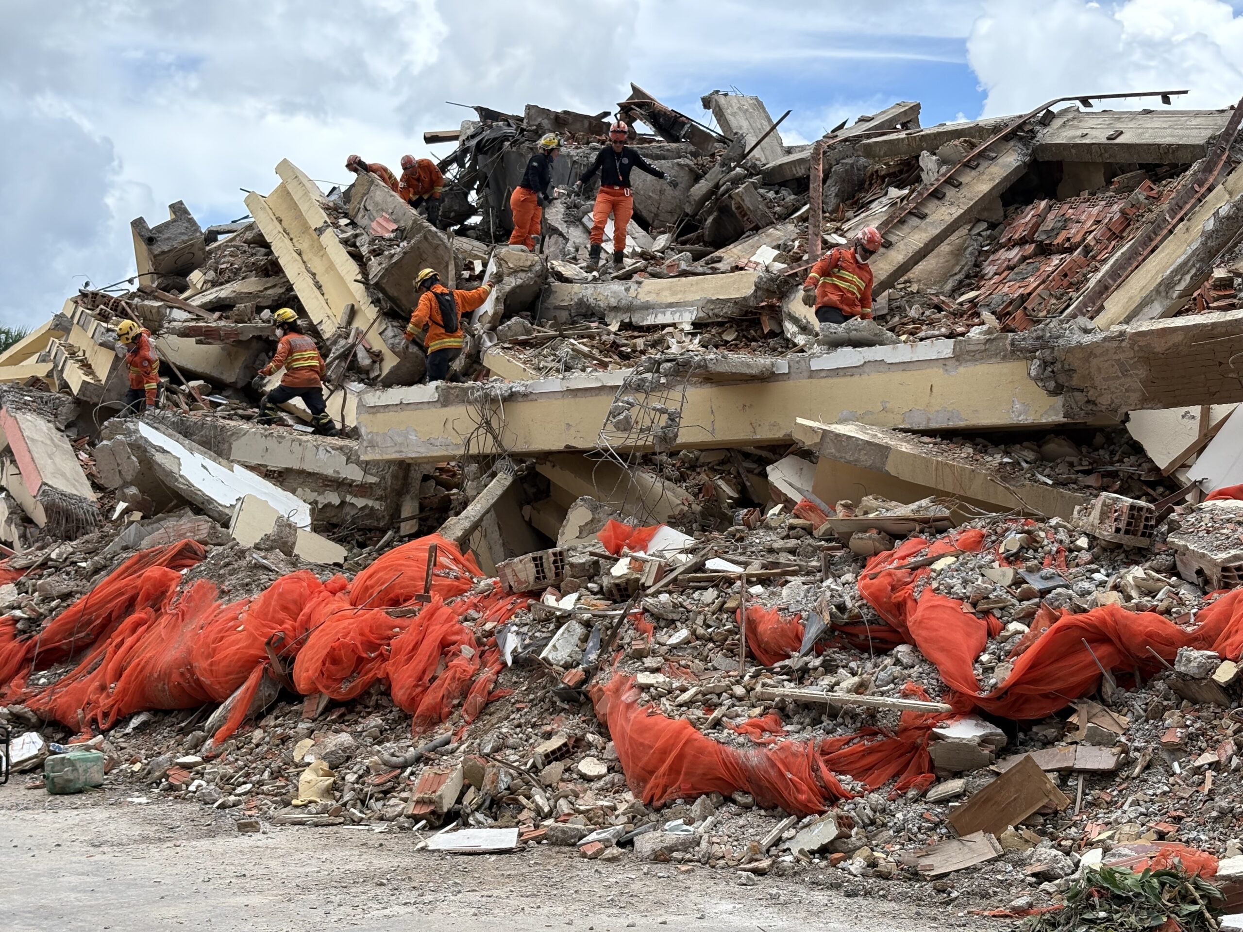 Cinco bonecos foram colocados no hotel antes da implosão para o treinamento de localização de corpos em escombros do CBMDF. Foto: Vítor Ventura/Jornal de Brasília