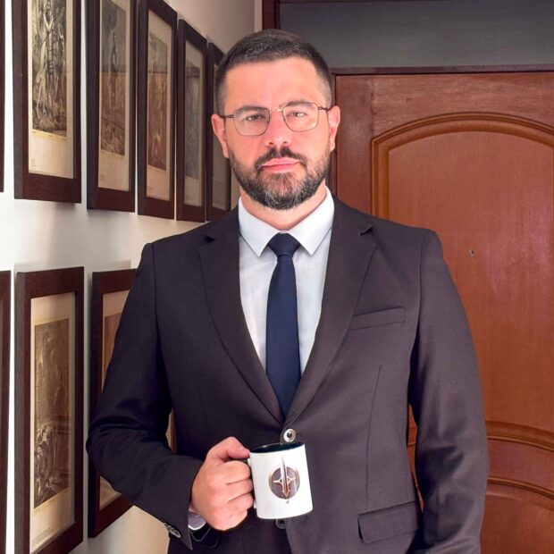 Dr. Daniel Rocha Rodrigues revela como transformar endividamento bancário em crescimento sustentável no Brasil de 2026. Advogado ex-Caixa e fundador da Rocha Rodrigues Advogados decifra causas emocionais e padrões decisórios por trás da dívida recorrente, unindo provisionamento bancário estratégico à autorresponsabilidade empresarial. Descubra na coluna de Analice Nicolau (Jornal de Brasília) a abordagem que resolve conflitos com bancos e evita passivos maiores.