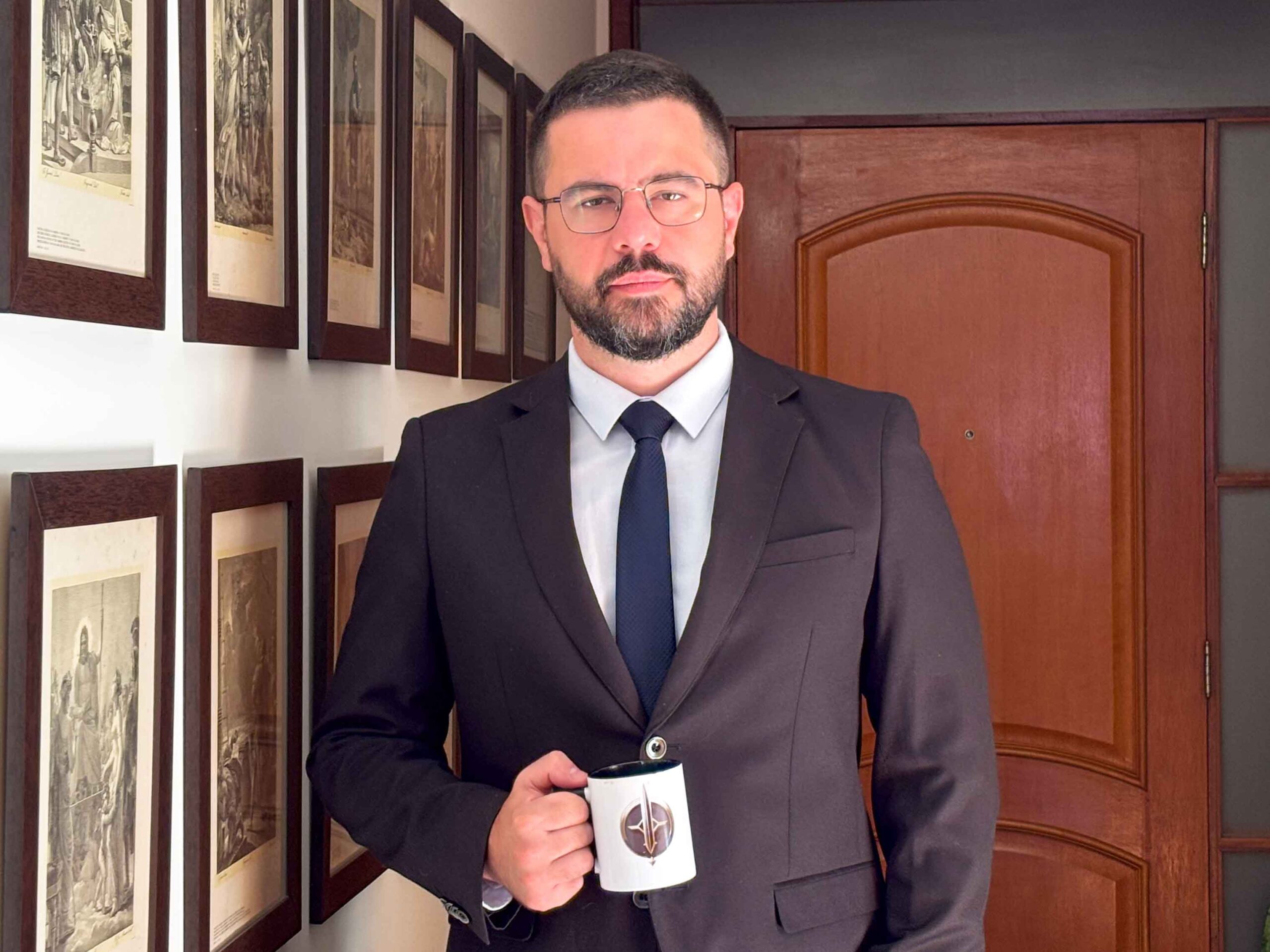 Dr. Daniel Rocha Rodrigues revela como transformar endividamento bancário em crescimento sustentável no Brasil de 2026. Advogado ex-Caixa e fundador da Rocha Rodrigues Advogados decifra causas emocionais e padrões decisórios por trás da dívida recorrente, unindo provisionamento bancário estratégico à autorresponsabilidade empresarial. Descubra na coluna de Analice Nicolau (Jornal de Brasília) a abordagem que resolve conflitos com bancos e evita passivos maiores.