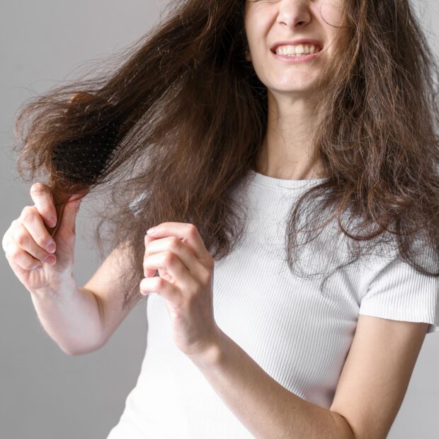 mulher cabelo seco dificuldade