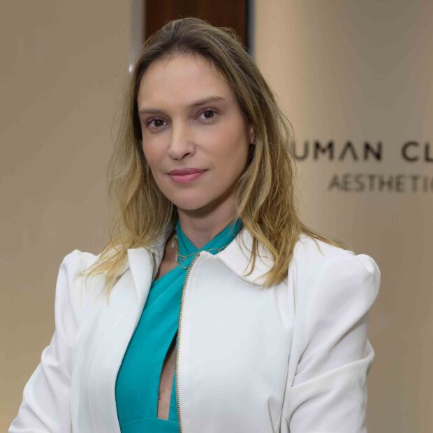 Dra. Caroline Pereira, médica dermatologista da Human Clinic SP assumiu desde o primeiro segundo o atendimento de Tayane Dalazen após a mordida de tubarão. Presente no local exato da ocorrência, a especialista coordenou a estabilização inicial e acompanhou integralmente todo o processo hospitalar, desde a chegada ao pronto-socorro até a cicatrização completa, alcançando resultados clínicos e estéticos de excelência reconhecida.