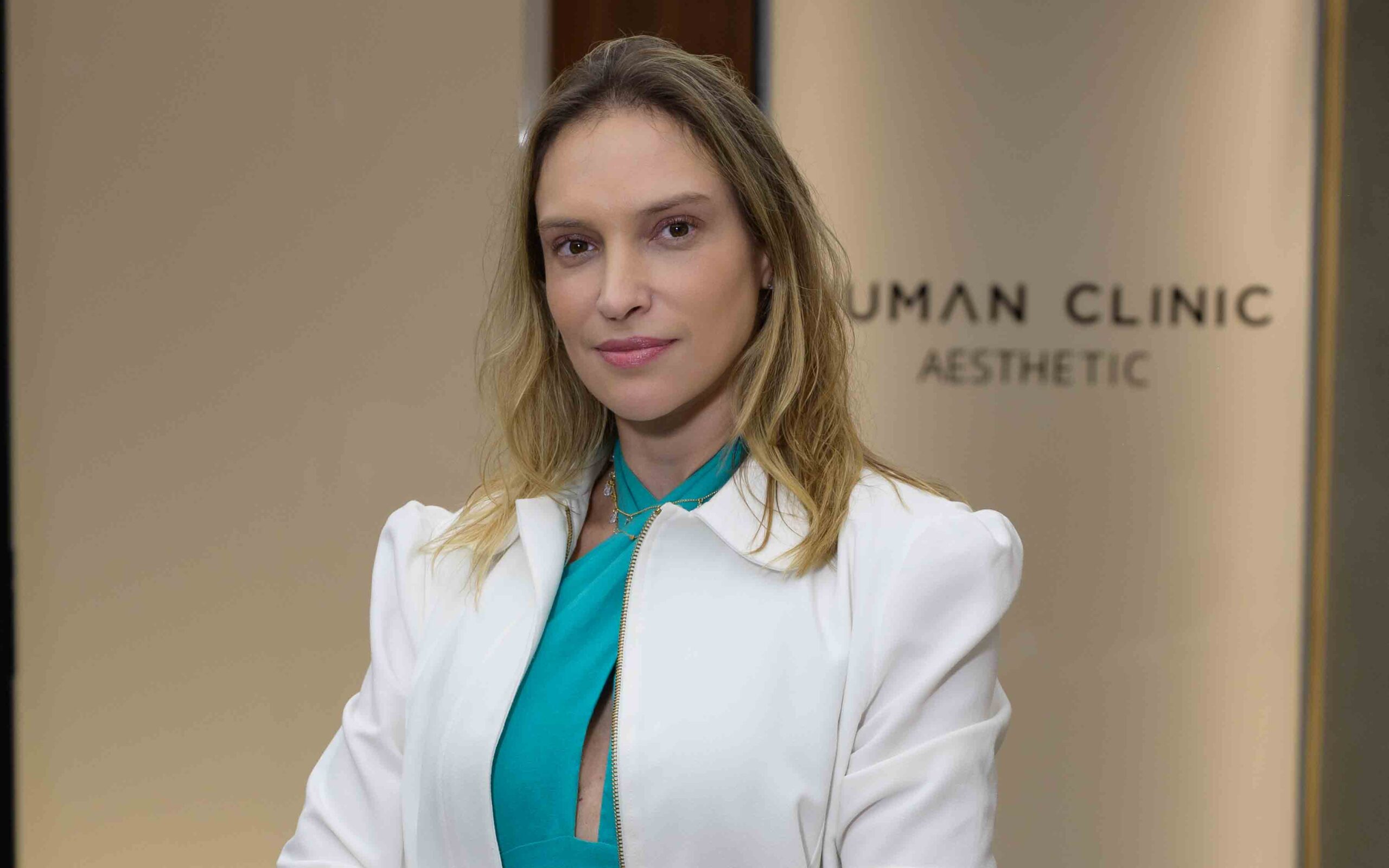 Dra. Caroline Pereira, médica dermatologista da Human Clinic SP assumiu desde o primeiro segundo o atendimento de Tayane Dalazen após a mordida de tubarão. Presente no local exato da ocorrência, a especialista coordenou a estabilização inicial e acompanhou integralmente todo o processo hospitalar, desde a chegada ao pronto-socorro até a cicatrização completa, alcançando resultados clínicos e estéticos de excelência reconhecida.